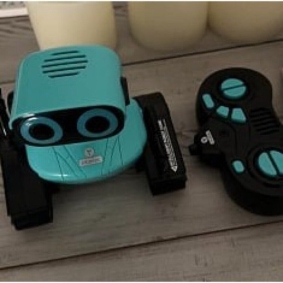 New Robot Toys, Remote Control Robot Toy, RC Robots for Kids with LED Eyes - Picture 2 of 3